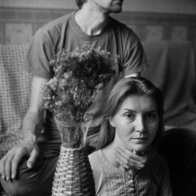 Kate (Porträt mit einem großen Blumenstrauß) / *********