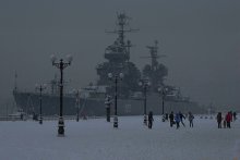 An der Seite des Kreuzers in einem Schneesturm / ***