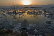 Sonnenaufgang über dem Toten Meer ... / ***