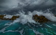 body of water with a current and splash / body of water with a current and splash