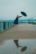 Autumn Schweben mit einem Regenschirm / ***
