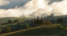 Irgendwo im Nebel in der Morgendämmerung steigt .... / ***
