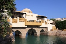 überbrückt El Gouna. / ***
