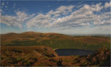 ... Meer, See und Schatten ... / ...summit of Luggala Range, lake Tay & Irish sea...