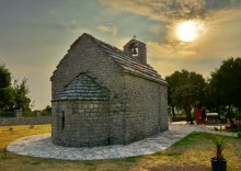 Kirche mit Hintergrundbeleuchtung / ***