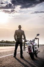 Motorradfahrer / ***