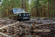 Je steiler der Jeep, der weiter nach hinter dem Traktor fahren / ***