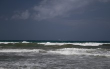 Schiff schwimmt im Meer / _________*