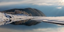 Reflektiert den Hügel hinauf. / ***
