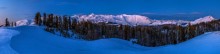 Schneebedeckte Berge in der Abenddämmerung. / ***