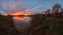 Herbstsonnenuntergang. / ***