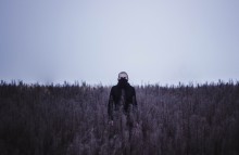 Ein Soldat auf dem Gebiet / ***