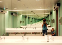 Freitag in der Toilette / ***