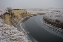 Auf einem steilen Ufer / ***
