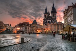 Prag aufwacht / ***