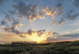 Die letzten Strahlen streicheln die Wolken ... / ***
