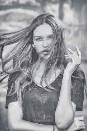  / ***