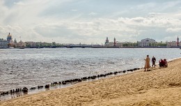 Stadt über den Fluss. / ***