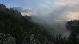 Morgennebel in den Bergen / ***