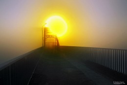 Dawn und Fußgängerbrücke / ***