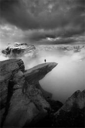 Trolltunga, düsteren Morgen / http://mikhaliuk.com/