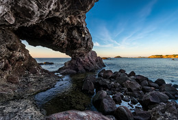 Die Küstenhöhle an der Küste von Sardinien / ***