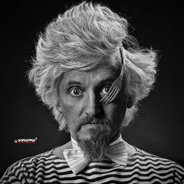 Von einem Selbstportrait mit einer Gabel überrascht / ***