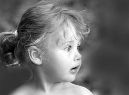 Mit weit aufgerissenen Augen / ***