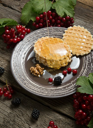 Biscuits mit Honig und Brombeeren / egorovstudio.ru