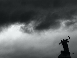 Das Denkmal und der Guardian Angel of Death / ***