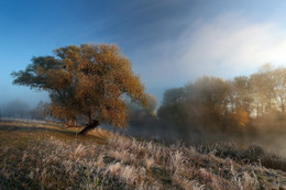 Erster Frost auf dem Fluss sind. / ***