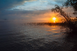 Sonnenaufgang über dem Fluss / ***