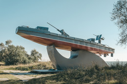 Das Motorboot. / ***
