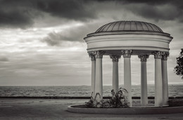 Rotunda auf die Stadt am Wasser. / ***