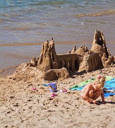 Über ein Mädchen und Sand Schloss / ***