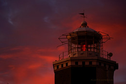 Leuchtturm nach Sonnenuntergang / ***
