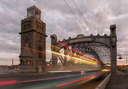 Nacht Brücke von Peter dem Großen / ***