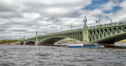 Bogenbrücke. / ***