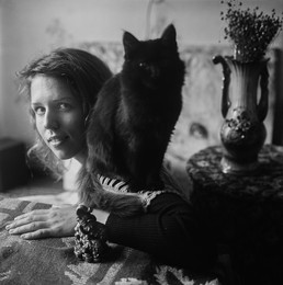 Natasha (Portrait mit einer Katze) / ***