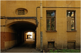 Schweigend durch den Innenhof №3 / ***