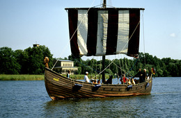 Wikingerschiff KARI beim Segeln vor der Heilandskirche / Das Wikingerschiff "Kari" war viele Jahre als Fähre zwischen Potsdam (Schwanenallee) und Sacrow (Heilandskirche) sowie als Chartrboot zwischen Berlin und Potsdam unterwegs.