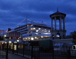 Kreuzfahrtschiff im Hafen von Sochi. / ***
