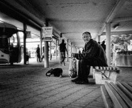 Im Auto auf dem Bahnhof / ***