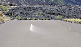 Das Ende der Straße / Eine ehemalige Straße, die von einem Lavastrom "gesperrt" wurde auf Big Island, Hawaii