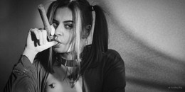  / ***