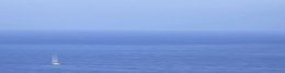 SEGELBOOT / Ein Segelboot vor Mallorcas Küste als Wischer (Mitzieheffekt).