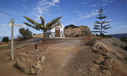 WOHIN ? / Wohin soll es gehen. Unterwegs in den Bergen auf LA GOMERA / Spanien.
Von dieser Kapelle aus habe ich noch mehrere FOTOUREN unternommen.
