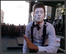 Pantomime / ***