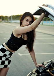  / ***