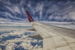 Unter der Tragfläche eines Flugzeugs .... / ***